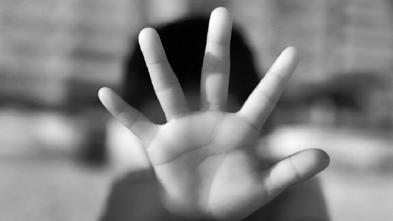 Madre es detenida tras presuntamente quitarle la vida a su hijo