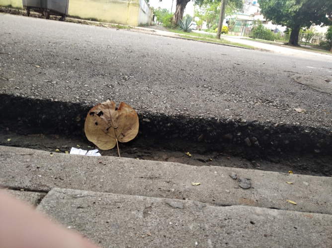 Conductor cae en una alcantarilla en tramo carretero de Samaná