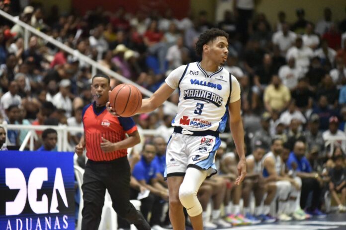 PUERTO PLATA, RD. – 16 de junio – Los Marineros de Puerto Plata se encuentran en un momento crucial de la temporada de la Superliga LNB 2025, con el objetivo claro de asegurar su clasificación a la siguiente fase. Con ese enfoque en mente, el equipo se prepara para un importante enfrentamiento este martes 17 de junio contra los Cañeros del Este. El encuentro, que se llevará a cabo en en el polideportivo Eleoncio Mercedes de La Romana a las 8:30 PM, representa una oportunidad clave para los Marineros de consolidar una posición entre los 6 puestos clasificatorios. Al momento la LNB está en una de las luchas más reñida de la historia de la liga. Cuatros equipos empatados (Metros, Cañeros, Titanes y Soles) en primero con 19 puntos. Tres empatados en segundo (Indios, Leones y Marineros) con 18 unidades y más abajo los Reales con 17. Solo existe una diferencia de 2 puntos entre el primero y último lugar, restándole dos partidos a la mayoría de equipos. Marineros ha demostrado una gran determinación y cohesión en sus últimos dos encuentros en la ruta, donde ha sacado victorias, y la moral está alta en el vestuario. "Estamos muy enfocados en la clasificación", declaró, Julio Cesar Javier “Ayata”. "Sabemos que cada partido es importante en esta etapa de la temporada, y estamos trabajando duro para llegar a nuestro mejor nivel. Los Cañeros son un rival fuerte, pero confiamos en nuestras capacidades y en el plan de juego que hemos establecido." Los Marineros de Puerto Plata han contado con el respaldo inquebrantable de su afición a lo largo de la temporada, y han estado acompañando al equipo en sus viajes. La energía de la fanaticada será un factor fundamental para lograr la victoria. El cuerpo técnico ha estado enfatizando la importancia de la defensa y la ejecución ofensiva para este partido. Se espera que los jugadores salgan a la cancha con intensidad desde el primer minuto, buscando imponer su ritmo y controlar el juego. El primer choque de ambos en la temporada, los Marineros lograron el triunfo 94-80. Los dueños del puerto buscan seguir dominando esta serie particular, que sería su tercera, ya ganaron la de Leones y Reales.
