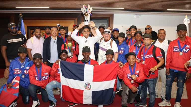 Ministro de Deportes califica como “verdaderos héroes” a campeones de la Serie del Caribe Kids