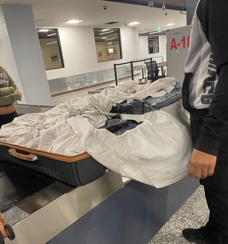 DNCD detiene extranjera en el AILA con dos maletas llenas de presunta marihuana