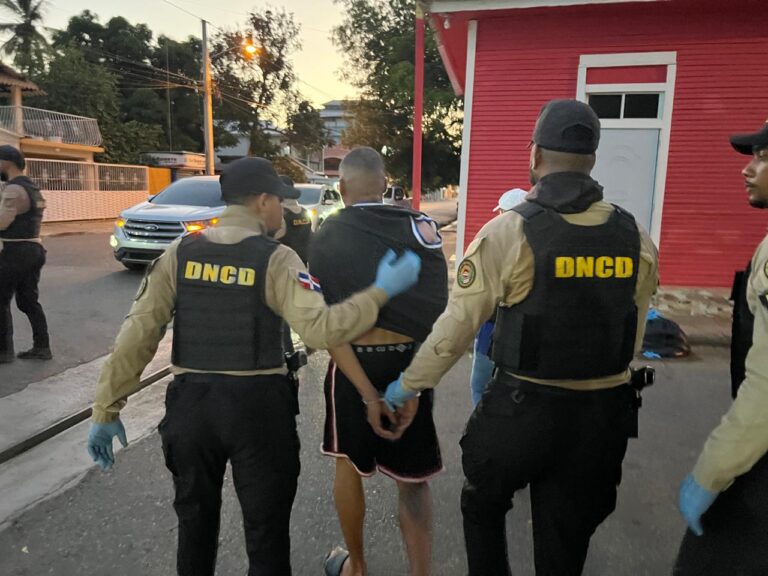 Montecristi: Allanamientos contra el microtráfico dejan cinco detenidos con drogas, armas y dinero en efectivo