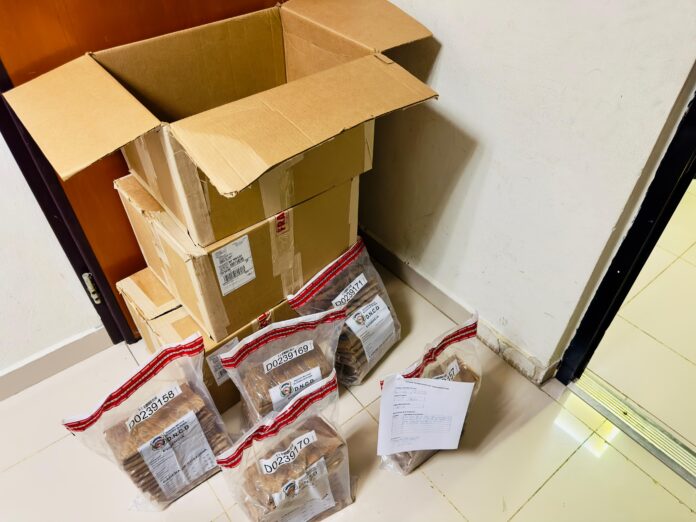 DNCD confisca 75 láminas presumiblemente cocaína camufladas en cajas de tabaco DNCD confisca 75 láminas presumiblemente cocaína camufladas en cajas de tabaco
