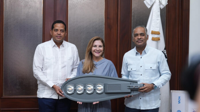 Energía y Minas dona 1,000 lámparas para reforzar alumbrado público de la capital Energía y Minas dona 1,000 lámparas para reforzar alumbrado público de la capital