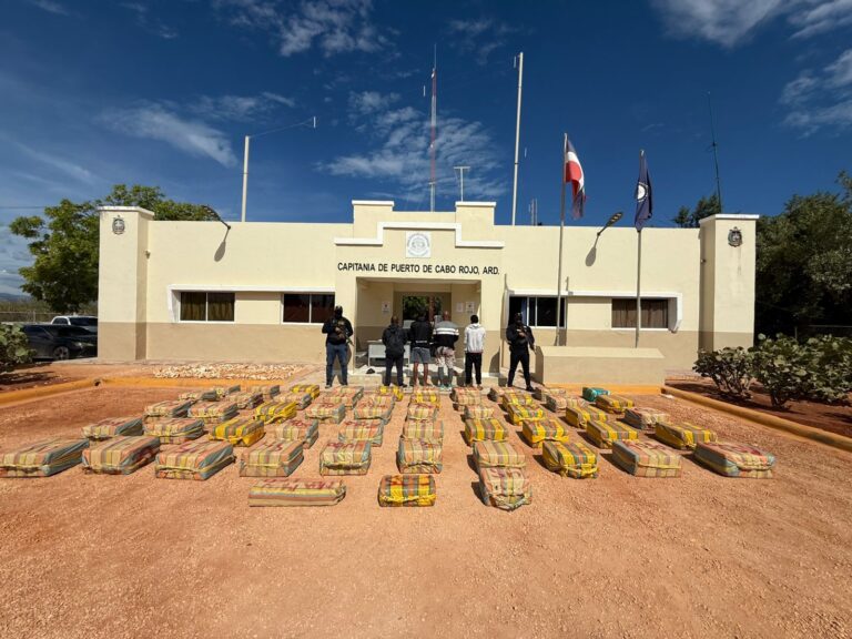 Intervienen lancha con 1.5 toneladas de presunta cocaína en operativo aéreo, marítimo y terrestre
