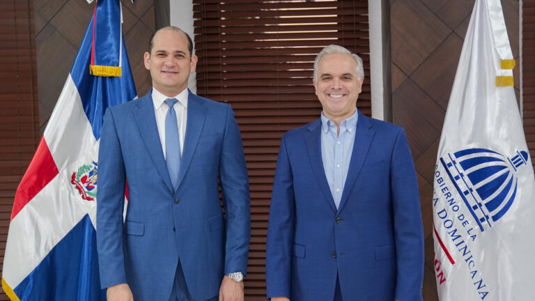 Luis Miguel De Camps juramenta a Adolfo Pérez de León como nuevo director del INABIE
