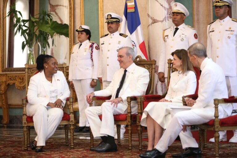 Abinader recibe cartas credenciales de siete nuevos embajadores en el país