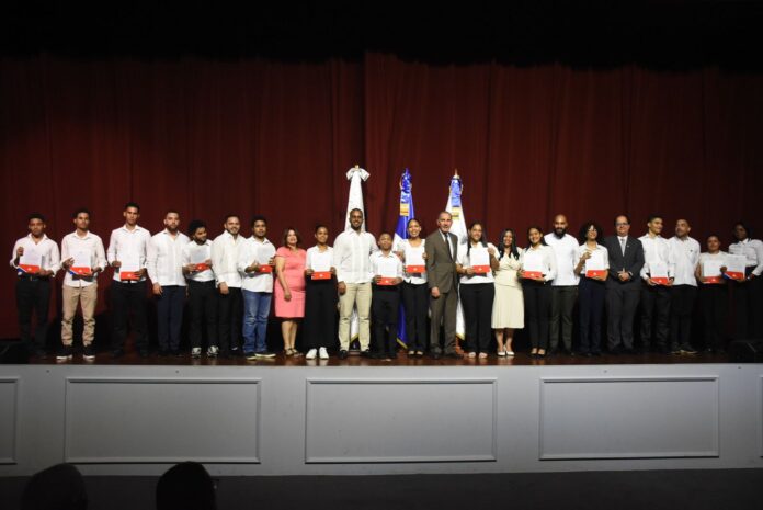 Mescyt e ITLA realizan entrega de 350 becas nacionales a estudiantes en carreras STEAM