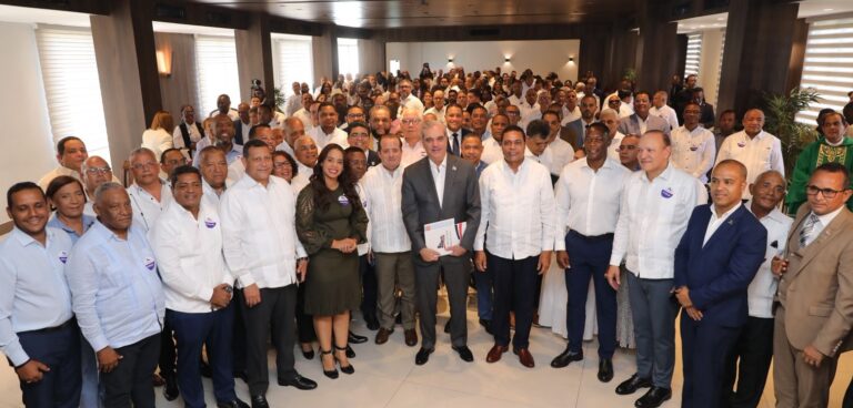 Abinader anuncia RD 4,000 millones para aceras y contenes en todo el país