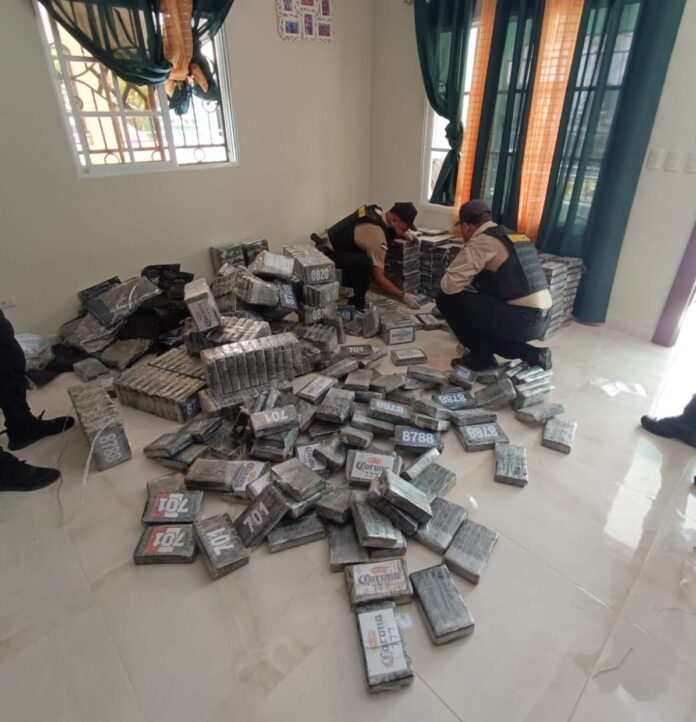 Autoridades incautan cargamento de 846 paquetes de presunta cocaína y marihuana en la Altagracia Autoridades incautan cargamento de 846 paquetes de presunta cocaína y marihuana en la Altagracia