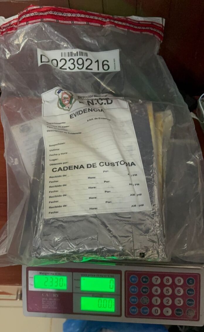 Detienen extranjero que intentó viajar a España con tres láminas de presunta cocaína oculta en maleta Detienen extranjero que intentó viajar a España con tres láminas de presunta cocaína oculta en maleta