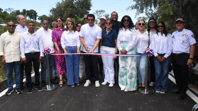 Ministro David Collado realiza entrega de calles reconstruidas en Sosúa