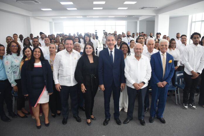 Mescyt entrega más de 200 becas a jóvenes de Universidad del Caribe