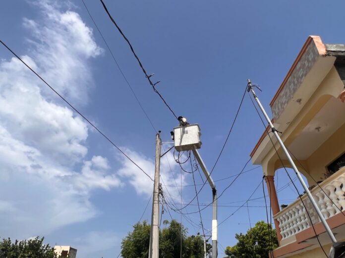 Edesur rehabilita redes eléctricas y mejora iluminación en varias comunidades de Peravia y San Juan Edesur rehabilita redes eléctricas y mejora iluminación en varias comunidades de Peravia y San Juan