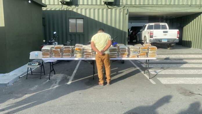 Intervienen 572 libras de marihuana en Baní ocultas en parte trasera de camión Intervienen 572 libras de marihuana en Baní ocultas en parte trasera de camión