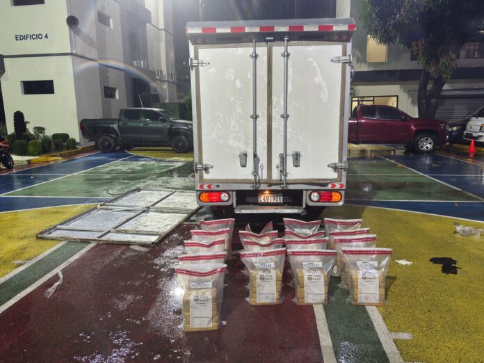 DNCD incauta 85 paquetes de presunta cocaína escondidos en techo de camión en San Pedro DNCD incauta 85 paquetes de presunta cocaína escondidos en techo de camión en San Pedro