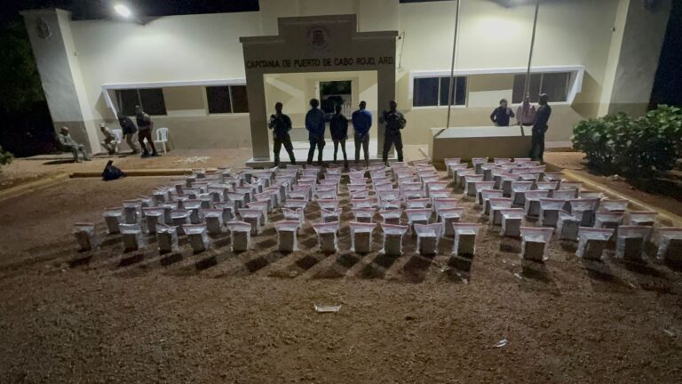 Otro contundente golpe al narcotráfico; atrapan tres hombres con 806 paquetes de presunta cocaína