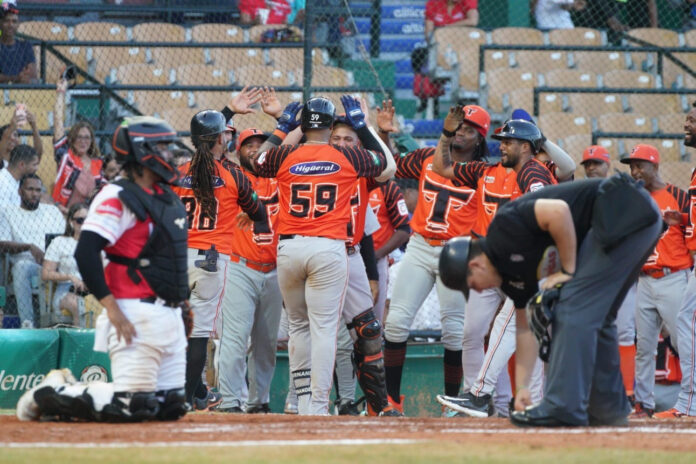 Toros truenan y ganan 4º seguido con paliza al Escogido Toros truenan y ganan 4º seguido con paliza al Escogido
