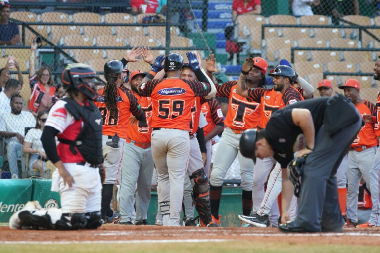 Toros truenan y ganan 4º seguido con paliza al Escogido