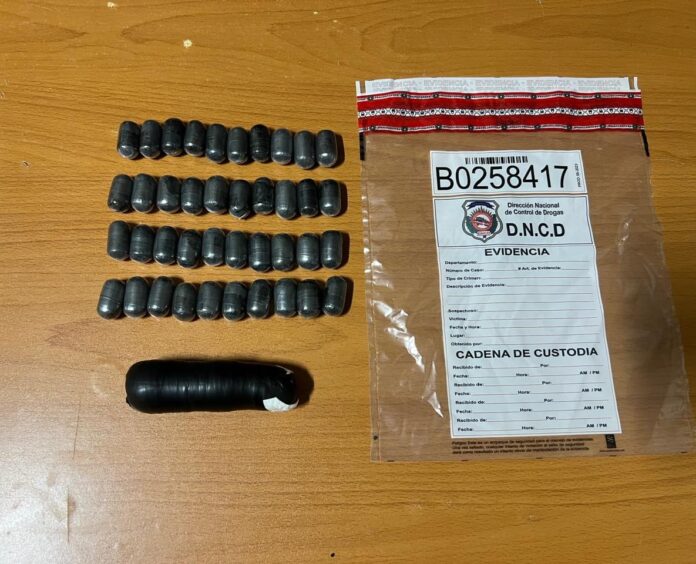 DNCD arresta extranjera en el AILA con 138 bolsitas de presunta cocaína DNCD arresta extranjera en el AILA con 138 bolsitas de presunta cocaína