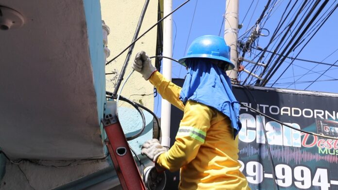 Edeeste llama a denunciar brigadas contratistas que cobren dinero para brindar servicio eléctrico Edeeste llama a denunciar brigadas contratistas que cobren dinero para brindar servicio eléctrico