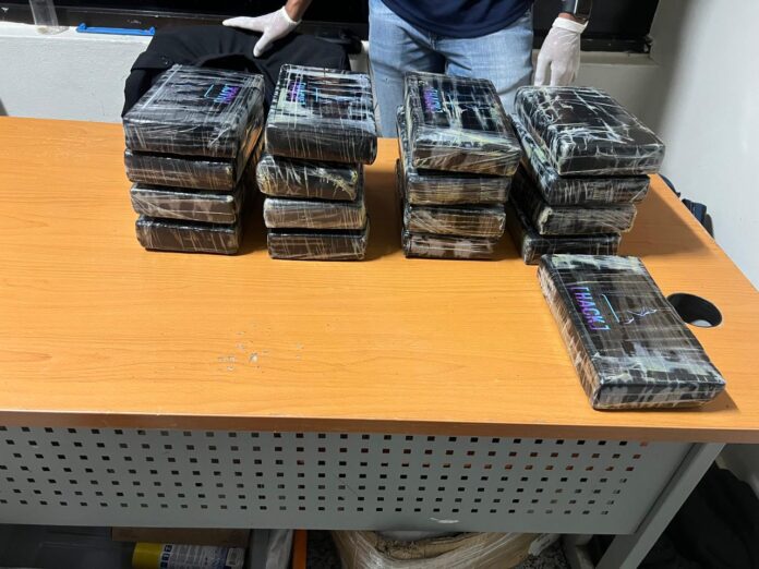 DNCD atrapa alemán con maleta llena de paquetes presumiblemente cocaína