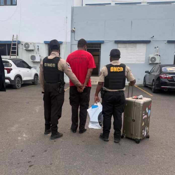 Arrestan otro extranjero en Aeropuerto de Puerto Plata con siete paquetes de presunta marihuana Arrestan otro extranjero en Aeropuerto de Puerto Plata con siete paquetes de presunta marihuana