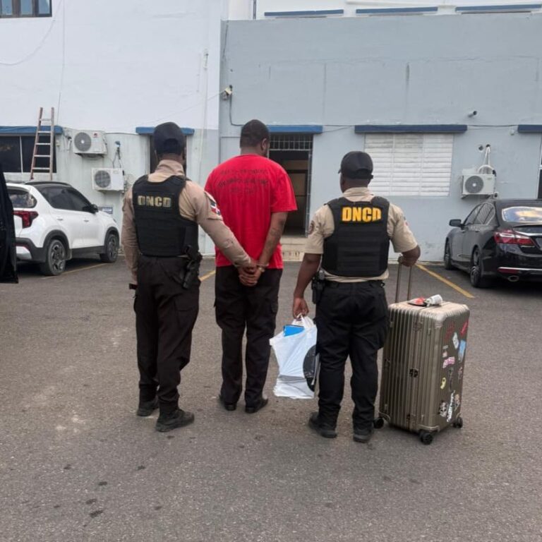 Arrestan otro extranjero en Aeropuerto de Puerto Plata con siete paquetes de presunta marihuana