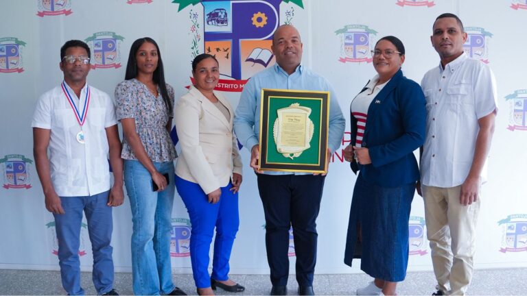 Pantoja reconoce liderazgo educativo de Eddy Chávez