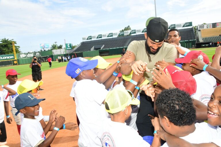 Clínica infantil FEDOM–MLB llena de emoción el Tetelo Vargas