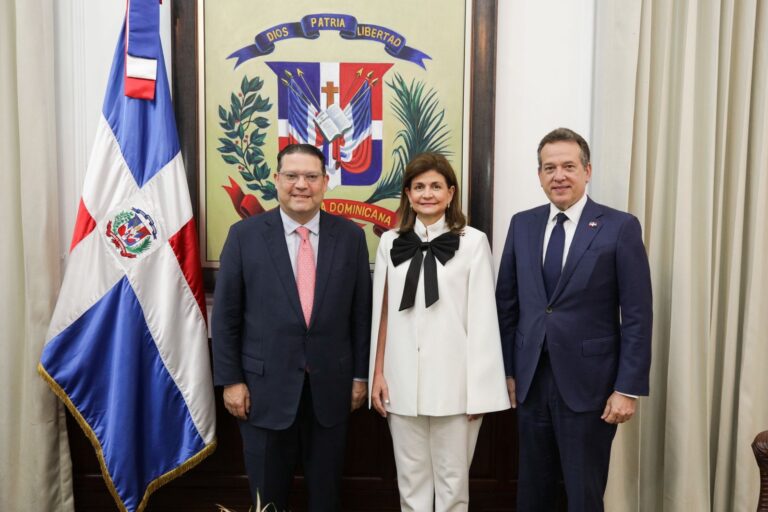 Raquel Peña deja juramentado a Eduardo Sanz Lovatón como ministro de Industria, Comercio y Mipymes