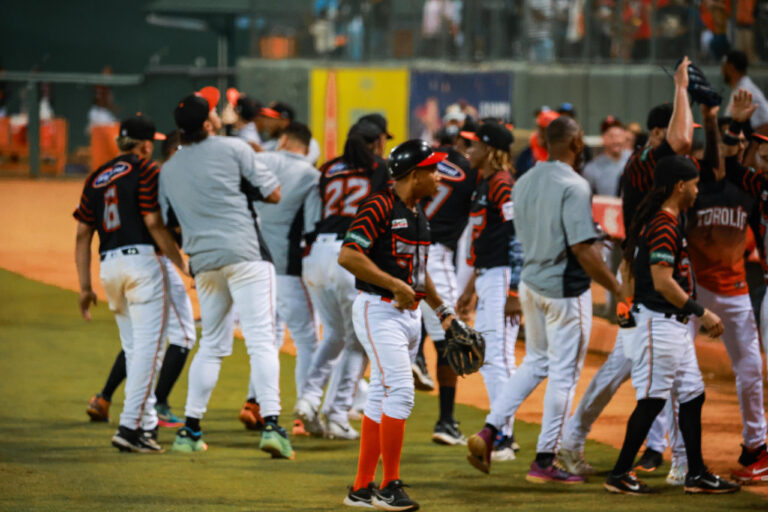 Toros dejan a Águilas en el terreno y avanzan a la Final