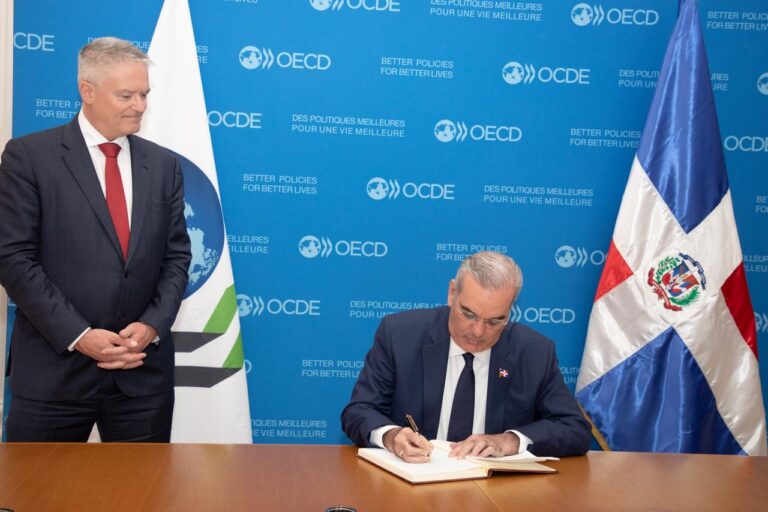 República Dominicana firma acuerdo de acercamiento con OCDE