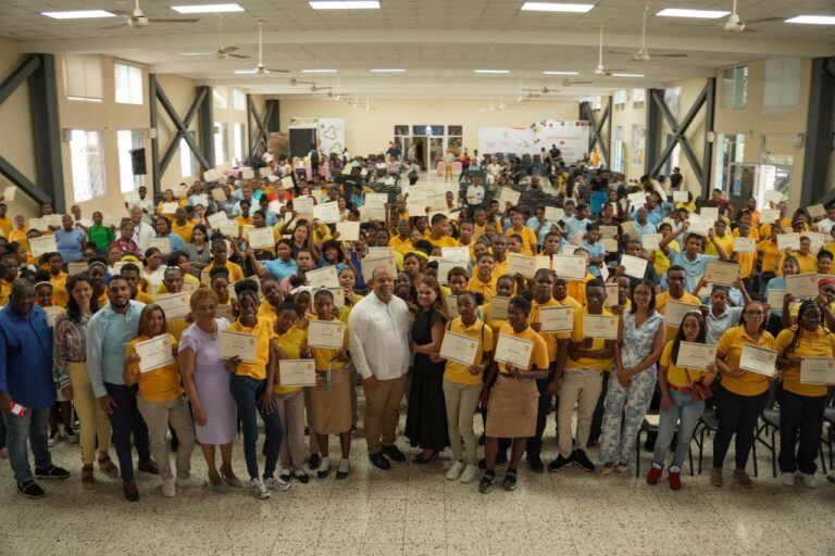Regional 15 de Educación gradúa a adultos: «Nunca es tarde para conquistar metas»