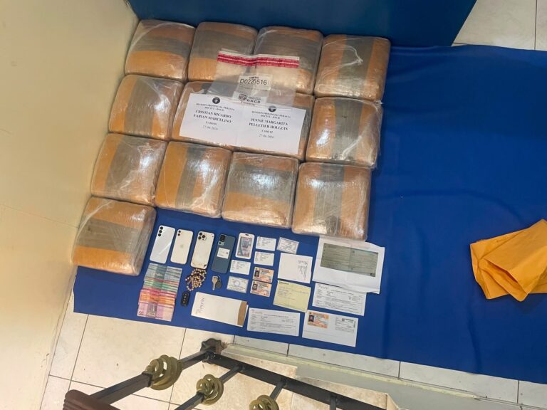 Incautan 30 paquetes de cocaína tras persecución en alta mar