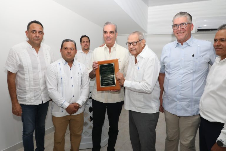 Ganaderos de la Línea Noroeste reconocen a Abinader por impulsar la leche nacional en el desayuno escolar