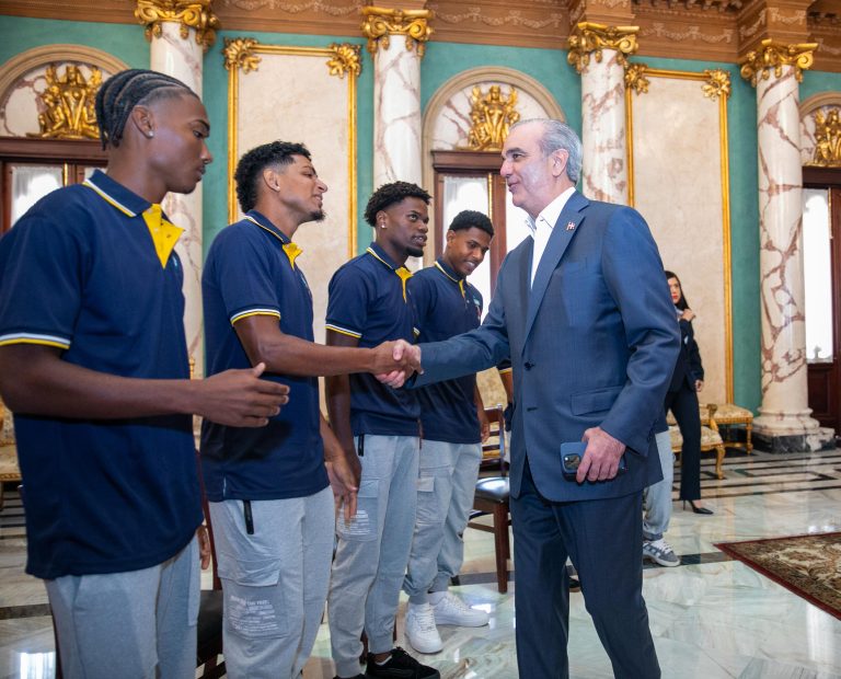 Presidente Abinader recibe al Salcedo FC en el Palacio Nacional