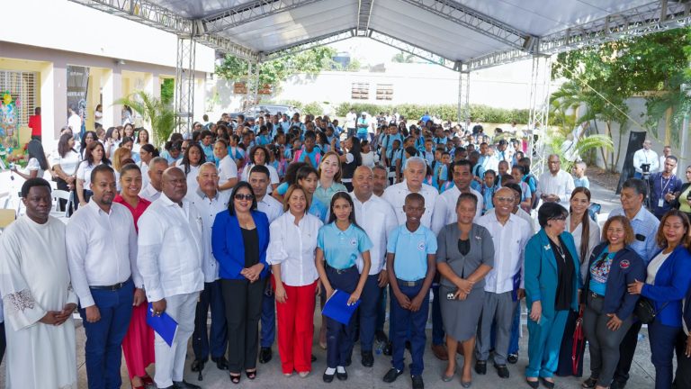 Regional 15 del MINERD da inicio exitoso al año escolar 2026-2027 con amplia integración de autoridades y la comunidad
