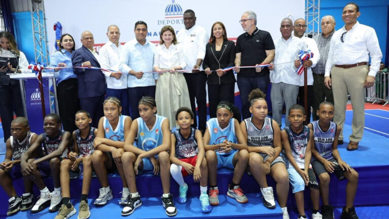 Raquel Peña y Kelvin Cruz inauguran renovado multiuso en Guachupita