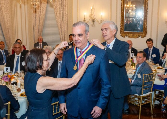 Luis Abinader recibe la Insignia de Oro de Americas Society por su liderazgo y gestión Luis Abinader recibe la Insignia de Oro de Americas Society por su liderazgo y gestión