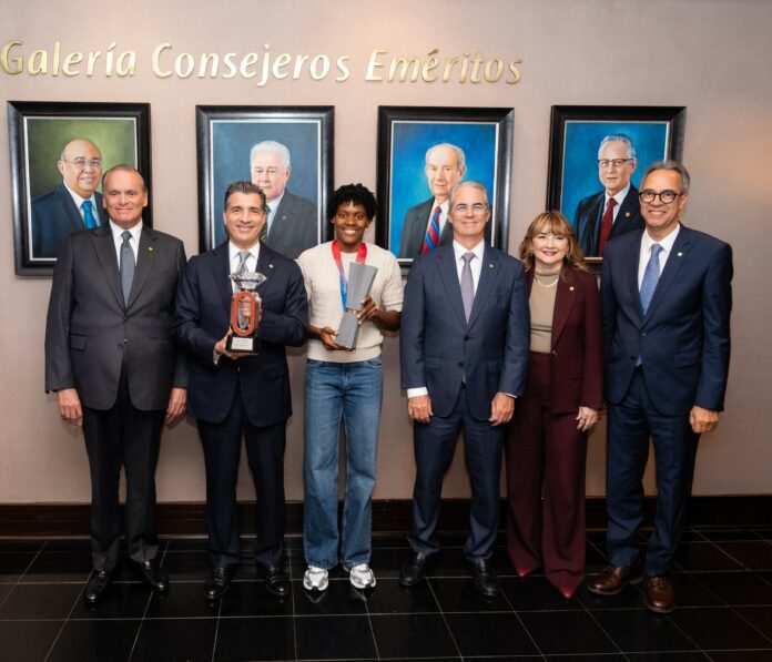 Campeona olímpica Marileidy Paulino es reconocida por el Banco Popular Campeona olímpica Marileidy Paulino es reconocida por el Banco Popular