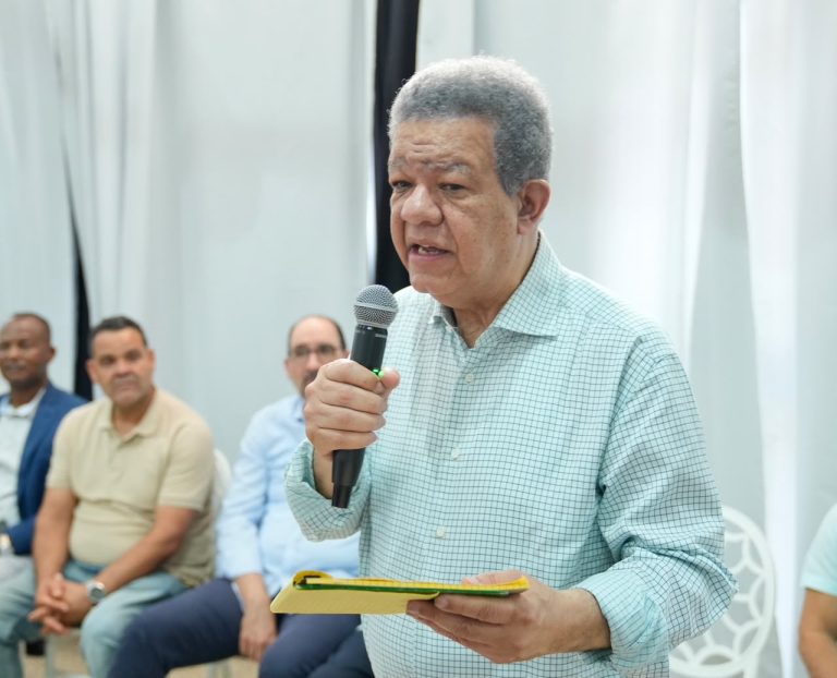 Leonel Fernández emplaza a funcionarios por crisis eléctrica y afirma que pretenden ser “gobierno y oposición al mismo tiempo”