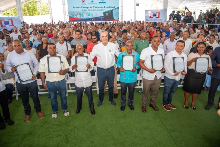 Presidente Abinader entrega 1,750 títulos de propiedad