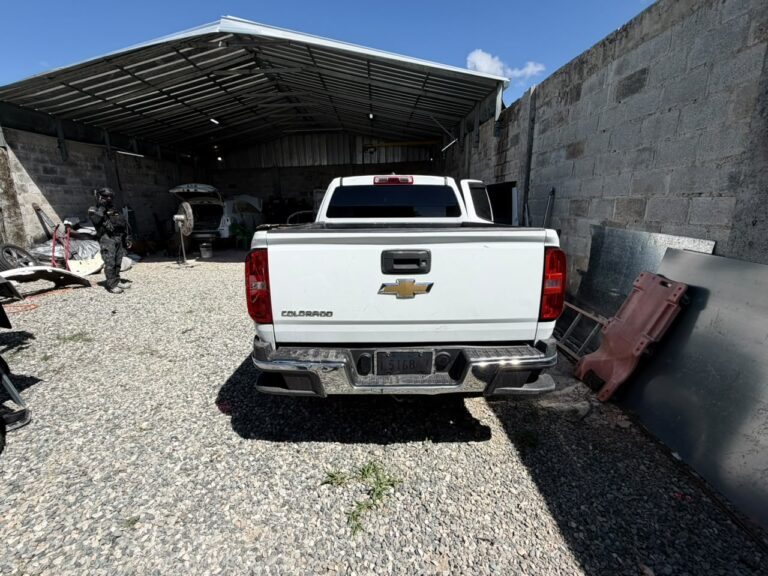 Santo Domingo. - En el marco de los operativos de seguimiento e inteligencia contra las redes del narcotráfico y el lavado de activos, agentes de la Dirección Nacional de Control de Drogas y miembros del Ministerio Público desmantelaron un taller clandestino presuntamente utilizado para la fabricación de compartimientos secretos ("caletas") en vehículos destinados al transporte de sustancias ilícitas. El allanamiento se ejecutó mediante orden judicial en el sector Los Frailes, municipio de Santo Domingo Este, y está directamente vinculado a las investigaciones iniciadas a raíz del decomiso de 237 paquetes de cocaína, encaletados en la parte trasera de una camioneta, el pasado mes de julio, durante un operativo en el kilómetro 36 de la autopista Duarte, caso por el cual fueron detenidos varios hombres. Durante el registro del taller, las autoridades incautaron una amplia variedad de maquinaria, equipos pesados e instrumentos especializados utilizados para la soldadura y modificación de estructuras metálicas vehicular, entre ellos, cortadoras, pulidoras, taladros, compresores de aire, plantas y máquinas de soldar, tanques de suspensión de aire, gatos hidráulicos, un yunque para metal y 20 motores hidráulicos. También ocuparon un sistema DVR, equipado con dos discos duros y un dispositivo GPS con SIM Card, localizado en una mesa de trabajo, una camioneta, en cuyo interior se detectaron dos caletas adaptadas en ambos laterales, una camioneta Toyota Tundra, una Jeepeta Toyota Venza, sin placa, donde se hallaron documentos y otras evidencias vinculantes con la investigación. El Ministerio Público y la DNCD profundizan las investigaciones para identificar a otros posibles implicados, mientras que las evidencias acumuladas han sido debidamente procesadas para seguir ampliando el proceso investigativo.