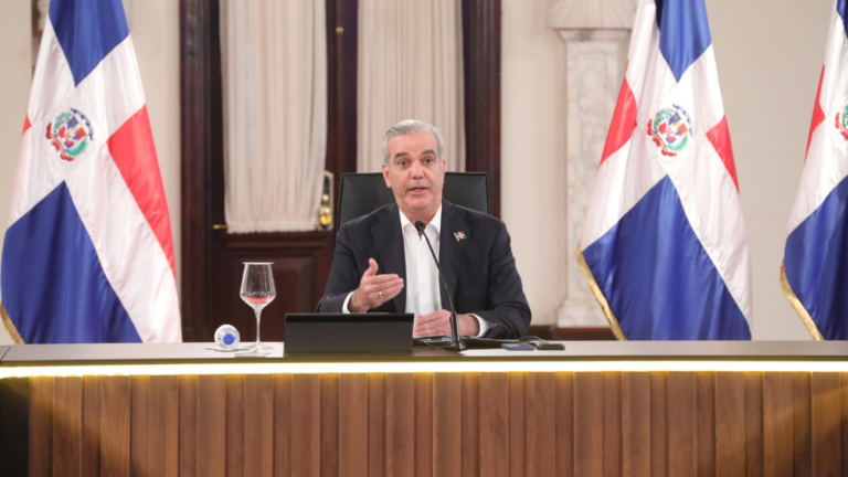Presidente Abinader reafirma vigilancia fronteriza y prohíbe acercamiento de bandas haitianas