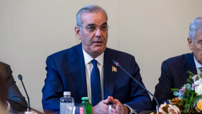 Presidente Abinader pide al pueblo dominicano desde el Vaticano orar por la salud del papa León XIV
