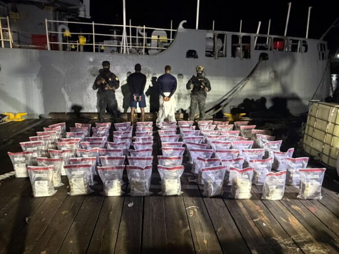 Golpe al narcotráfico: Intervienen narcolancha con dos hombres y 389 paquetes de presunta cocaína