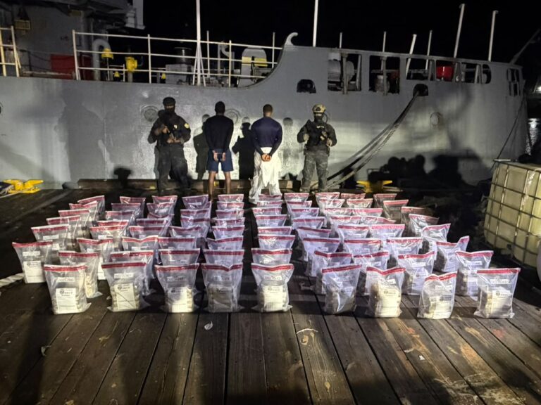 Golpe al narcotráfico: Intervienen narcolancha con dos hombres y 389 paquetes de presunta cocaína