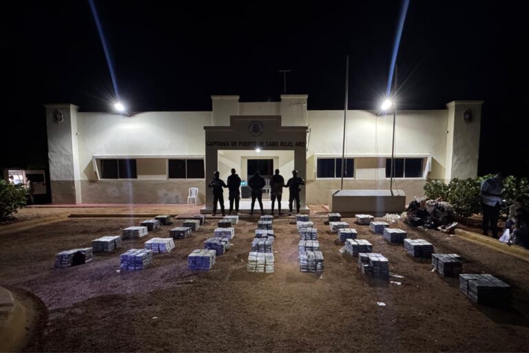 Autoridades neutralizan narcolancha con más de una tonelada de presunta cocaína