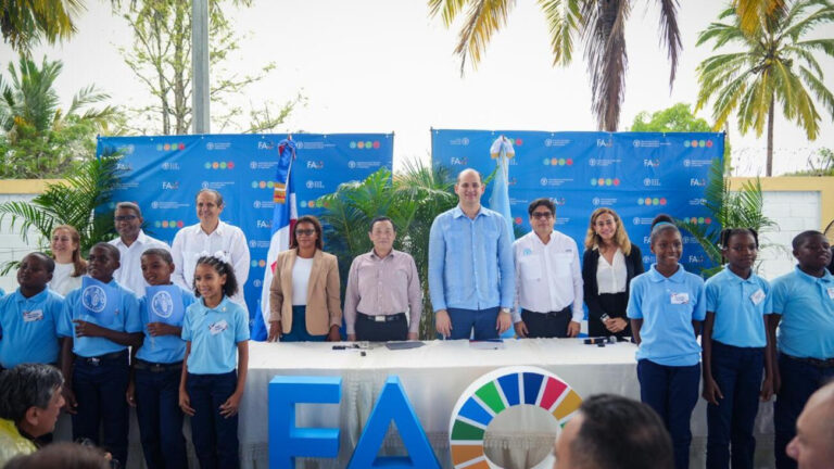Director general de la FAO visita escuela modelo en Monte Plata que promueve la alimentación sostenible